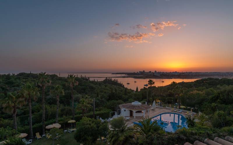 Die besten Angebote und Preise finden Sie nur auf der offiziellen Homepage. Casabela Hotel Ferragudo Die besten Angebote und Preise finden Sie nur auf der offiziellen Homepage. Casabela Hotel Ferragudo